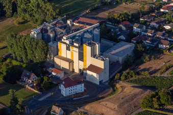 Luftaufnahme von Getreidemühle der Cornexo GmbH in Freimersheim im Bundesland Rheinland-Pfalz, Deutschland