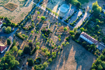 Park im Campus Lachen / Diakonissen-Mutterhaus Lachen im DGD e.V im Ortsteil Speyerdorf in Neustadt an der Weinstraße im Bundesland Rheinland-Pfalz, Deutschland