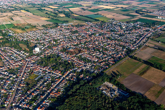 Schrägluftbild von Ortsteil Iggelheim in Böhl-Iggelheim im Bundesland Rheinland-Pfalz, Deutschland