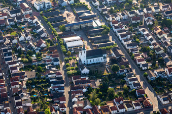 St. Laurentius Kirche, Grundschule Schifferstadt Süd im Bundesland Rheinland-Pfalz, Deutschland