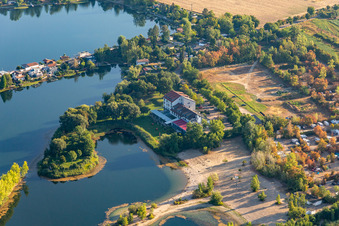 Schrägluftbild von Hotel Darstein im Naherholungsgebiet Blaue Adria in Altrip im Bundesland Rheinland-Pfalz, Deutschland