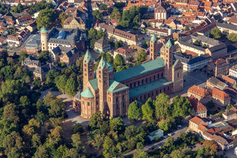 Dom zu Speyer im Bundesland Rheinland-Pfalz, Deutschland aus der Luft