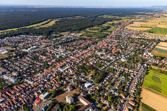 Hauptstraße und Saasstraße von Nordosten in Kandel im Bundesland Rheinland-Pfalz, Deutschland