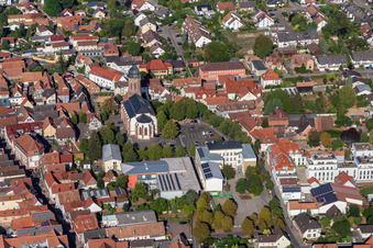 Stadthalle Grundschule Marktplatz St. Georg Kirche in Kandel im Bundesland Rheinland-Pfalz, Deutschland