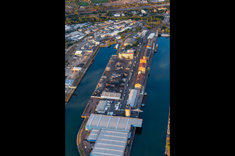 Werftstraße im Karlsruher Rheinhäfen von Westen im Ortsteil Mühlburg im Bundesland Baden-Württemberg, Deutschland