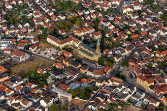 Luftbild von Kath. Pfarrkirche St. Barbara in Forst im Bundesland Baden-Württemberg, Deutschland