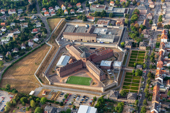 Schrägluftbild von Justizvollzugsanstalt Bruchsal im Bundesland Baden-Württemberg, Deutschland