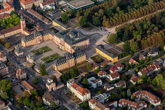 Schrägluftbild von Schlossgarten und Schloss Bruchsal im Bundesland Baden-Württemberg, Deutschland