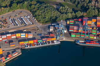 Schrägluftbild von Contargo Wörth-Karlsruhe GmbH im Containerhafen im Ortsteil Maximiliansau in Wörth am Rhein im Bundesland Rheinland-Pfalz, Deutschland