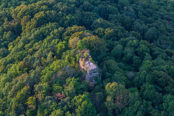 Drohnenaufname von Burgruine Neukastel in Leinsweiler im Bundesland Rheinland-Pfalz, Deutschland