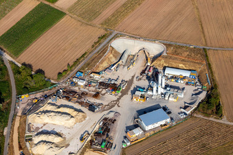 Baustelle des Tunnelportals Ost für den Astrid-Tunnel zur Unterquerung und Ortsumgehung von Bad Bergzabern zwischen B38 (Weinstraße) und B427 (Kurtalstraße) in Dörrenbach im Bundesland Rheinland-Pfalz, Deutschland von einer Drohne aus
