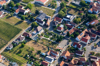 Schlössl Oberotterbach im Bundesland Rheinland-Pfalz, Deutschland aus der Luft