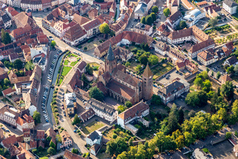 Luftbild von St. Peter und Paul Abbatiale Saint-Pierre-et-Saint-Paul in Wissembourg im Bundesland Bas-Rhin, Frankreich