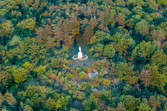 Schrägluftbild von Maria Statue in Poissons im Bundesland Haute-Marne, Frankreich