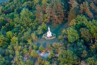 Maria Statue in Poissons im Bundesland Haute-Marne, Frankreich von oben