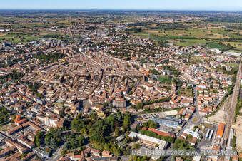 Luftaufnahme von Historische Altstadt in Crema im Bundesland Cremona, Italien