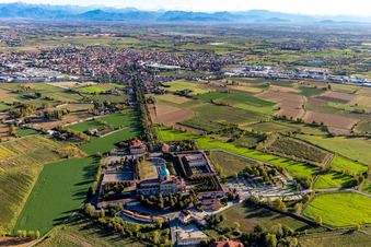Drohnenbild von Santuario di Caravaggi im Ortsteil Santuario di Caravaggio im Bundesland Bergamo, Italien