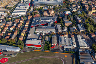 Drohnenbild von Formel 1 Rennstrecke von Ferrari, Pista di Fiorano, Circuito di Fiorano in Fiorano Modenese im Bundesland Modena, Italien