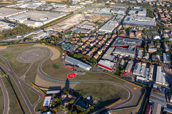 Formel 1 Rennstrecke von Ferrari, Pista di Fiorano, Circuito di Fiorano in Fiorano Modenese im Bundesland Modena, Italien aus der Drohnenperspektive
