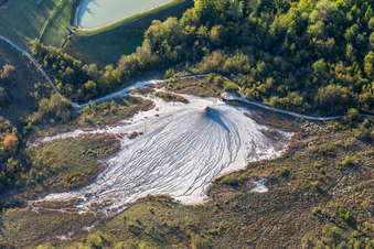 Schrägluftbild von Salse di Nirano Riserva naturale Salse di Nirano in Fiorano Modenese im Bundesland Modena, Italien