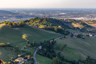 Luftbild von Schloss Montegibbio  Castello di Montegibbio in Sassuolo im Bundesland Modena, Italien