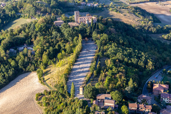 Luftaufnahme von Schloss Montegibbio  Castello di Montegibbio in Sassuolo im Bundesland Modena, Italien