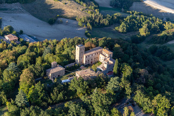 Schrägluftbild von Schloss Montegibbio Castello di Montegibbio im Ortsteil Il Poggio in Sassuolo im Bundesland Modena, Italien