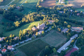 Luftbild von Santuario della Beata Vergine di Lourdes in Montericco in Albinea im Bundesland Reggio Emilia, Italien
