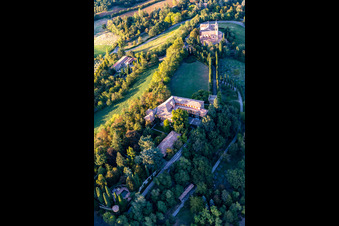 Chiesa della Natività della Beata Vergine Maria im Ortsteil Chiesa Albinea im Bundesland Reggio Emilia, Italien von oben