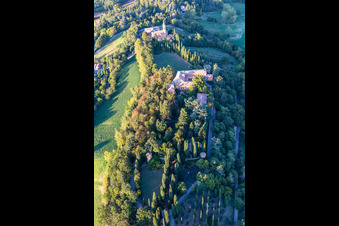 Chiesa della Natività della Beata Vergine Maria im Ortsteil Chiesa Albinea im Bundesland Reggio Emilia, Italien von oben gesehen