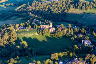 Schrägluftbild von Santuario della Beata Vergine di Lourdes in Montericco in Albinea im Bundesland Reggio Emilia, Italien