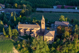 Santuario della Beata Vergine di Lourdes in Montericco in Albinea im Bundesland Reggio Emilia, Italien von oben
