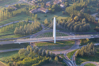 Luftaufnahme von Brücke Vela di Calatrava SÜD in Reggio nell’Emilia im Bundesland Reggio Emilia, Italien