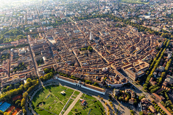 Luftbild von Parco archeologico Novi Ark, Parco PiazzaD'Armi Novisad, Universität Marco Biagi Department of Economics in Modena, Italien