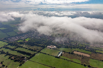 Dorfansicht unter Wolken aus Nordwesten in Winden im Bundesland Rheinland-Pfalz, Deutschland
