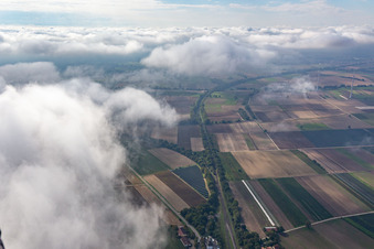 Freiflächen-Fotovoltaik-Solarstromanlage des ANUMAR Solarpark Winden auf einem Acker im Bundesland Rheinland-Pfalz, Deutschland