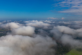 Wolken überm Bienwald im Ortsteil Minderslachen in Kandel im Bundesland Rheinland-Pfalz, Deutschland