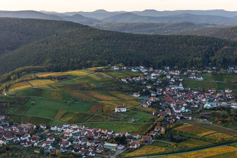 Luftaufnahme von Gleiszellen, St. Dionysius Kapelle in Gleiszellen-Gleishorbach im Bundesland Rheinland-Pfalz, Deutschland