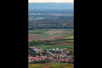 Segelflugzeug im Anflug auf den Ebenberg in Insheim im Bundesland Rheinland-Pfalz, Deutschland