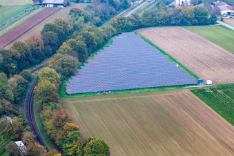 Photovoltaik-Anlage auf Ackerfläche in Winden im Bundesland Rheinland-Pfalz, Deutschland