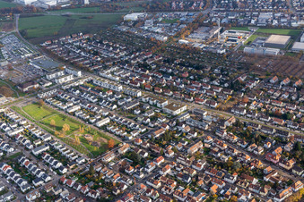 Park an der Carl-Schäfer Straße im Ortsteil Knielingen in Karlsruhe im Bundesland Baden-Württemberg, Deutschland