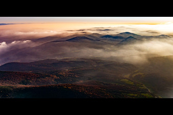 Pfälzerwald-Panorama Im Dunst über dem Queichtal im Ortsteil Queichhambach in Annweiler am Trifels im Bundesland Rheinland-Pfalz, Deutschland
