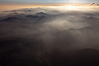 Die 3 Burgen: Münz, Anebos und Trifels im Dunst von Norden im Ortsteil Queichhambach in Annweiler am Trifels im Bundesland Rheinland-Pfalz, Deutschland
