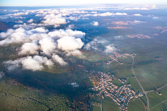 Winzerdorfansicht unter Wolken von Südwesten in Frankweiler im Bundesland Rheinland-Pfalz, Deutschland