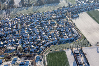 Luftaufnahme von Neubaugebiet K2 im Winter bei Schnee in Kandel im Bundesland Rheinland-Pfalz, Deutschland