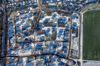 Schrägluftbild von Neubaugebiet K2 im Winter bei Schnee in Kandel im Bundesland Rheinland-Pfalz, Deutschland