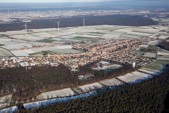 Im Winter bei Schnee in Hatzenbühl im Bundesland Rheinland-Pfalz, Deutschland