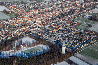 Wasserturm im Winter bei Schnee in Hatzenbühl im Bundesland Rheinland-Pfalz, Deutschland