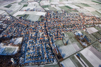 Kirchstraße im Winter bei Schnee in Hatzenbühl im Bundesland Rheinland-Pfalz, Deutschland