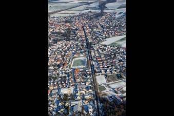 Kandelerstraße im Winter bei Schnee in Rheinzabern im Bundesland Rheinland-Pfalz, Deutschland